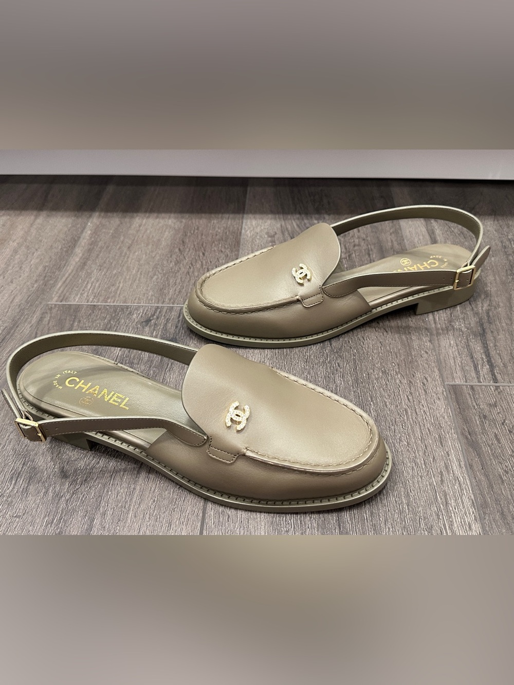 2026 CHANEL KHAKI OLIVE GREEN LEATHER LOAFER SLINGBACK SHOES GOLD STRASS CC 40.5 - Picture 16 of 16